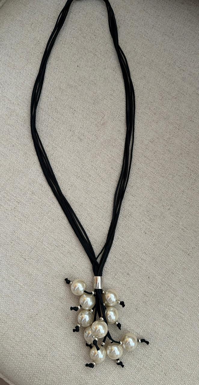 Colar de fio de algodão azul marinho com 10 pérolas amarradas.