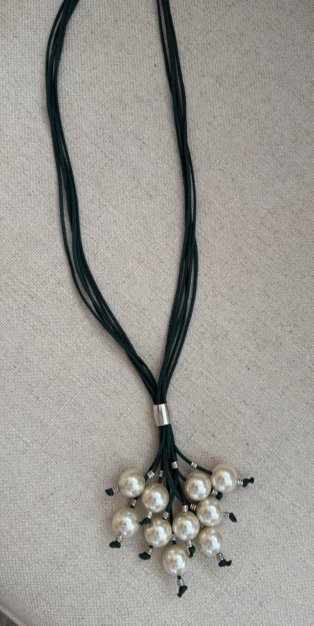 Colar de fio de algodão azul marinho com 10 pérolas amarradas.