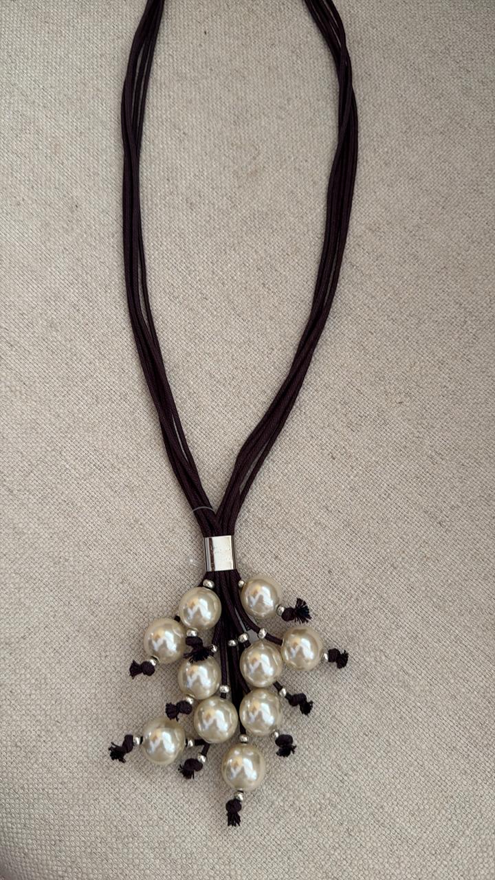 Colar de fio de algodão azul marinho com 10 pérolas amarradas.