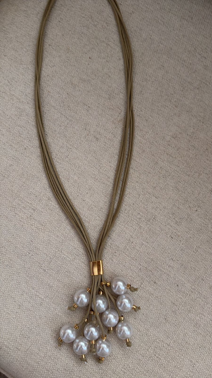 Colar de fio de algodão azul marinho com 10 pérolas amarradas.