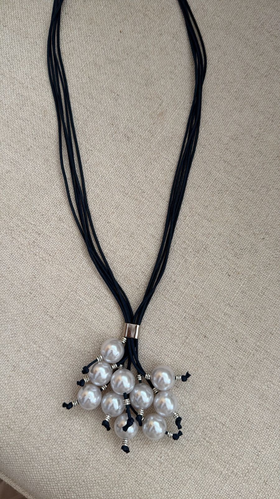 Colar de fio de algodão azul marinho com 10 pérolas amarradas.