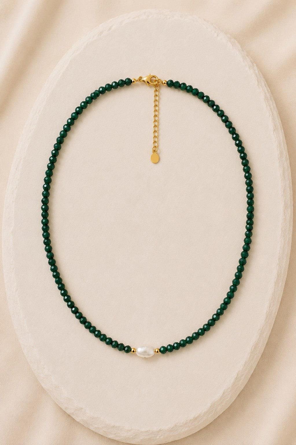 Colar de cristal verde claro com pérola pequena centralizada