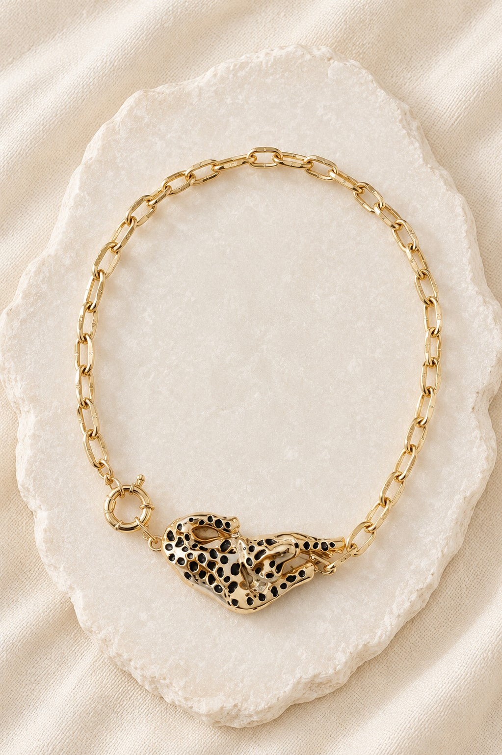 Colar de corrente dourada com tigre deitado pintado