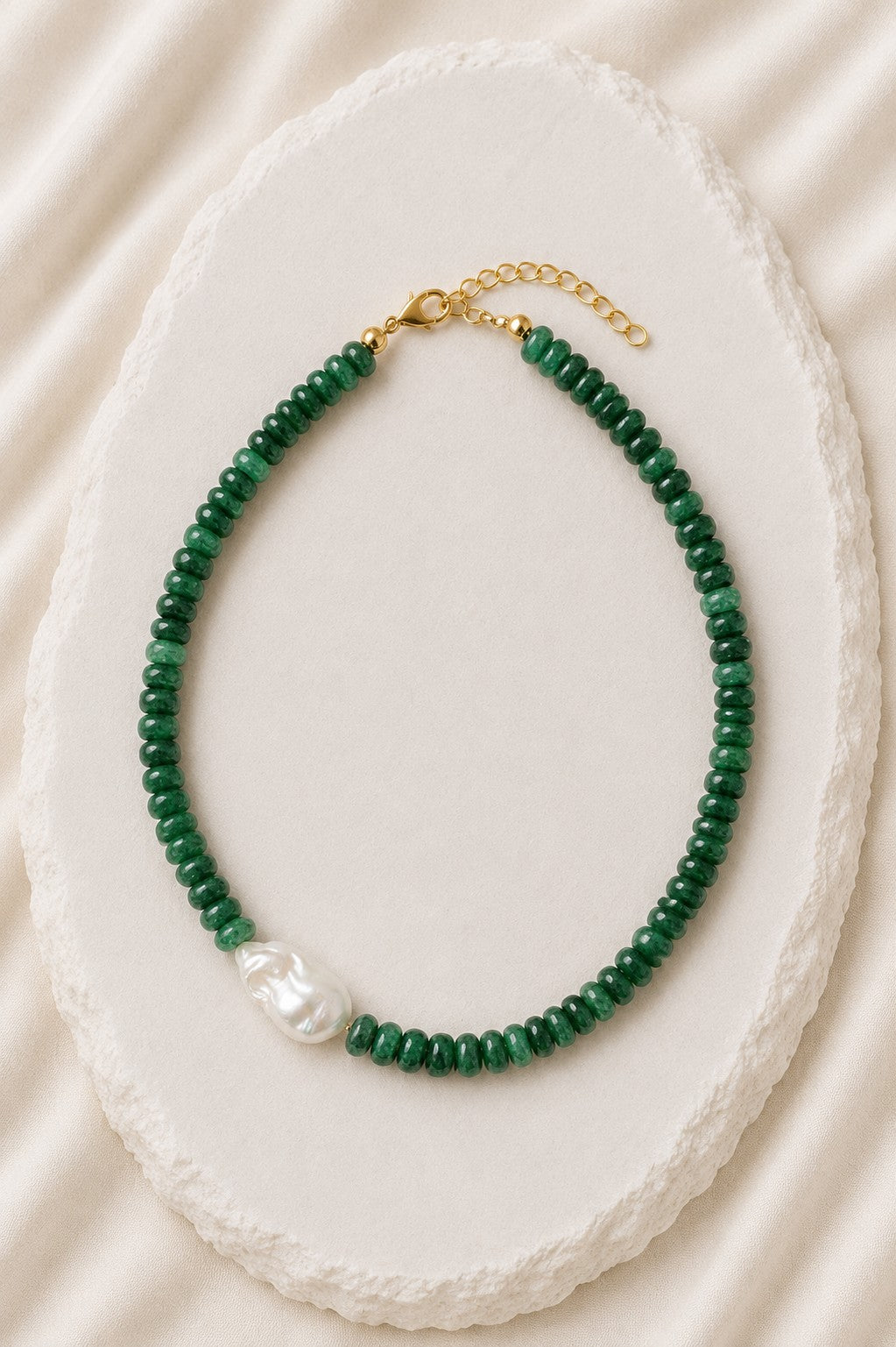 Colar de Jade rondel verde com pérola barroca lateral
