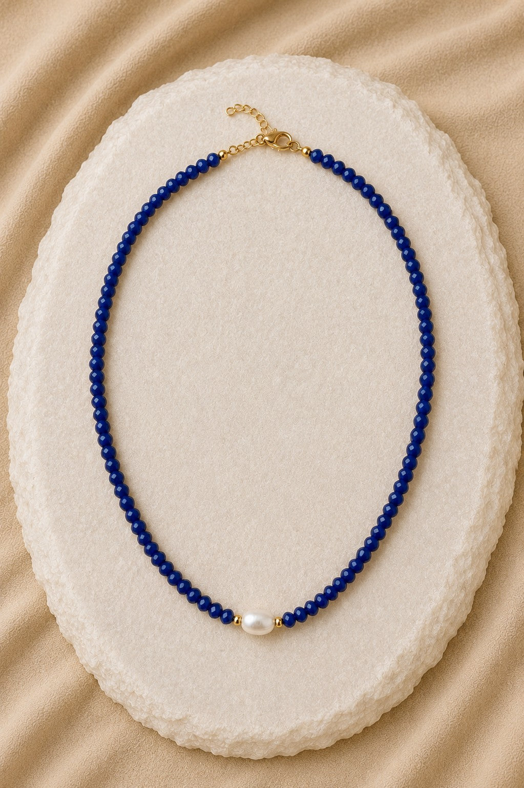 Colar cristal azul escuro curto com pérola