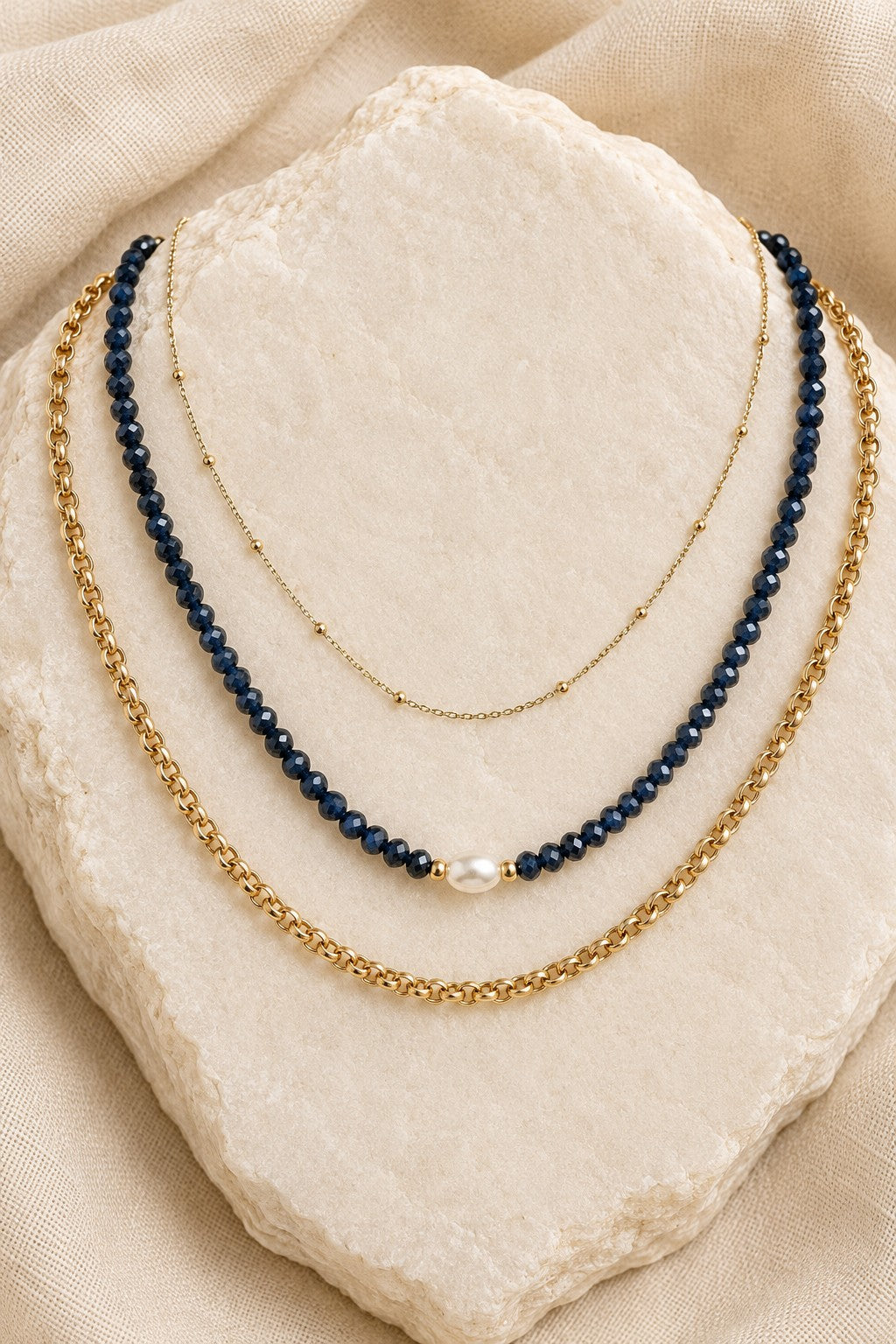Colar cristal azul escuro curto com pérola
