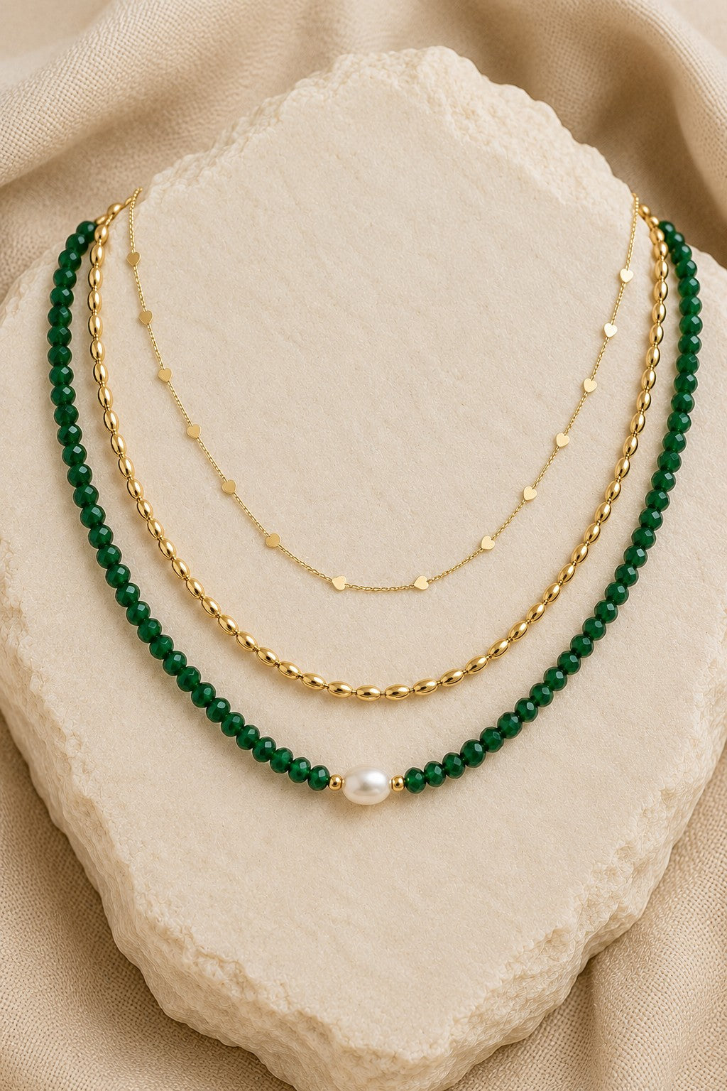 Colar de cristal verde claro com pérola pequena centralizada