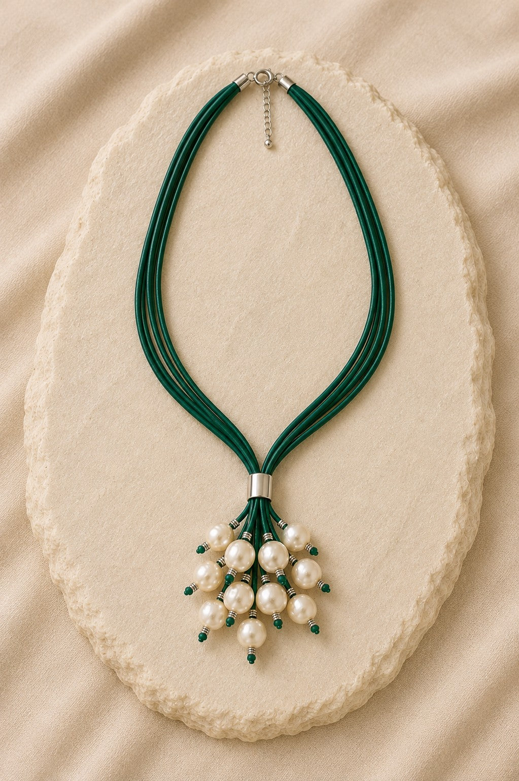 Colar de fio de algodão azul marinho com 10 pérolas amarradas.