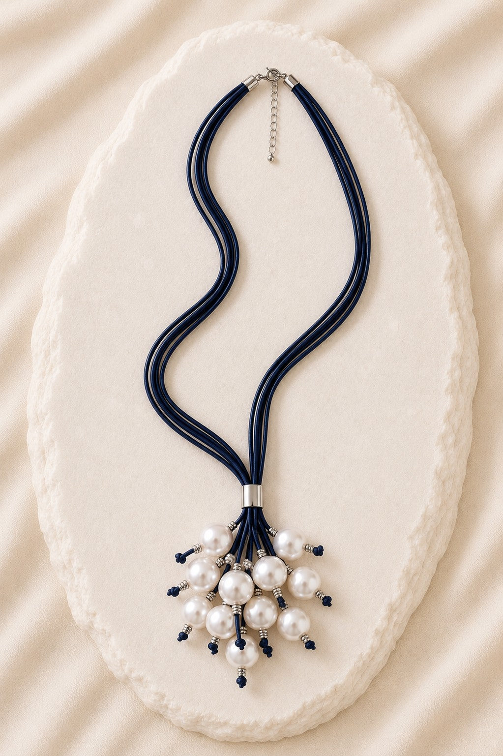 Colar de fio de algodão azul marinho com 10 pérolas amarradas.