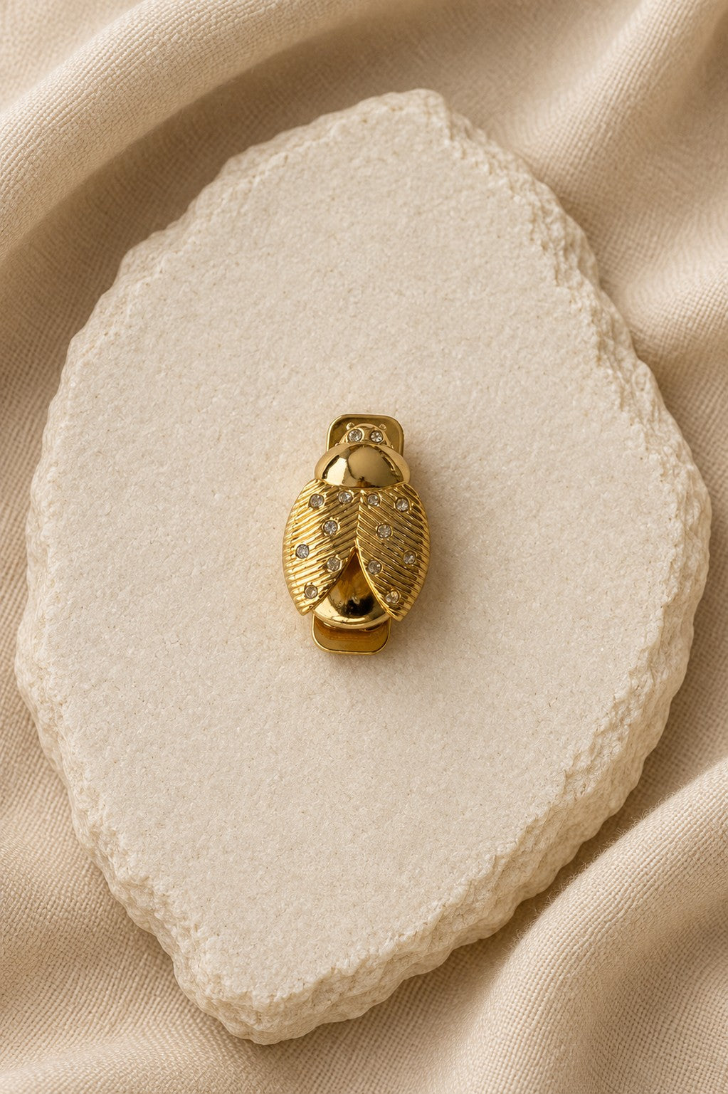 Broche dourado imantado com cristais joaninha