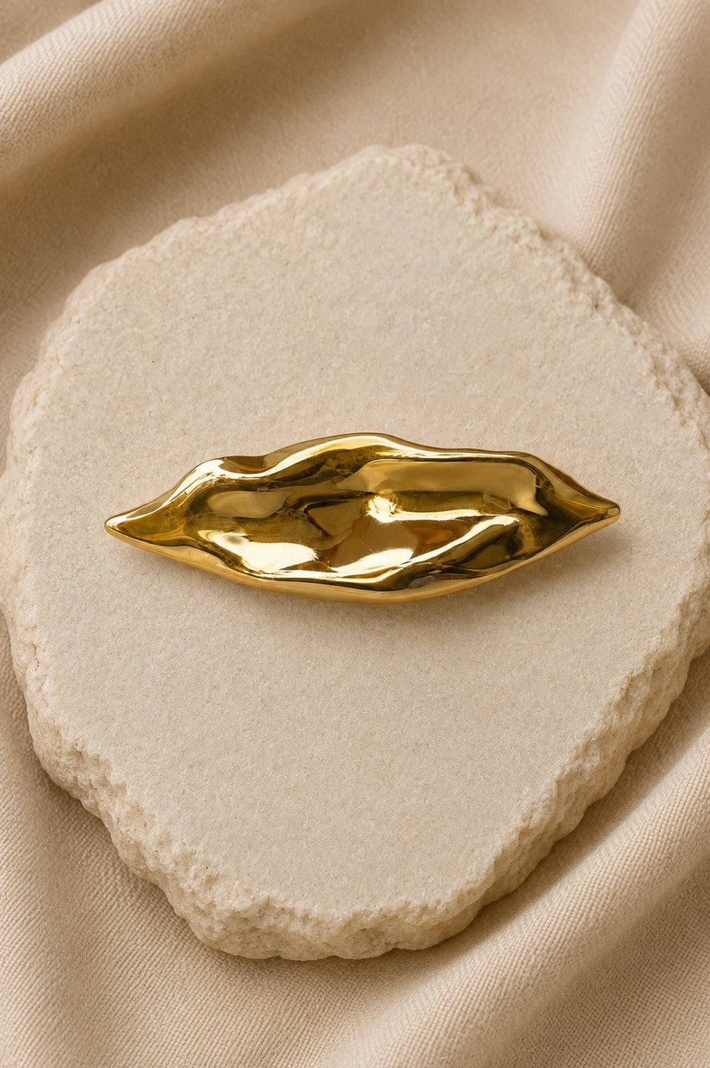 Broche dourado imantado formato organico