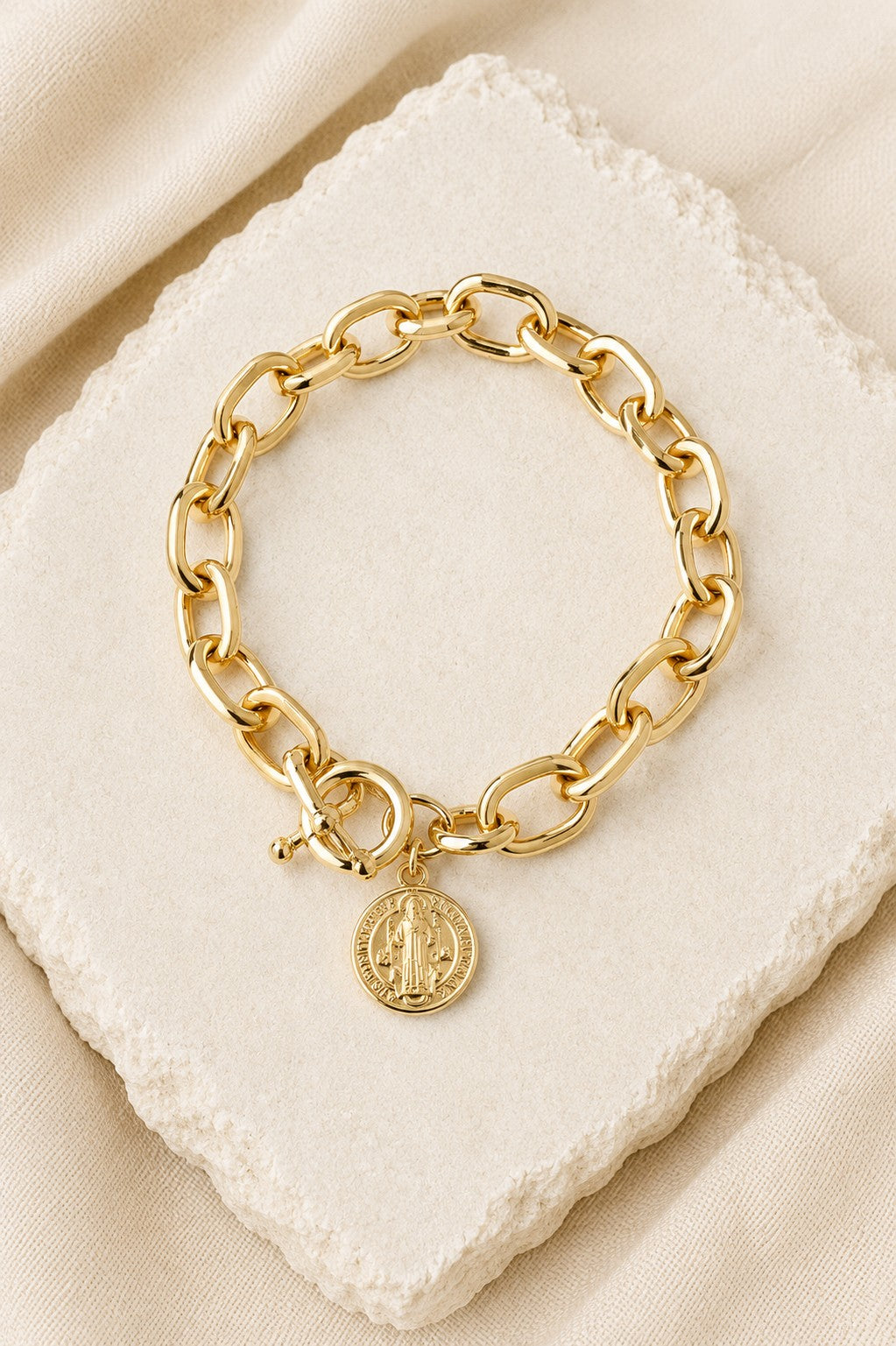 Pulseira dourada com medalha de São Bento