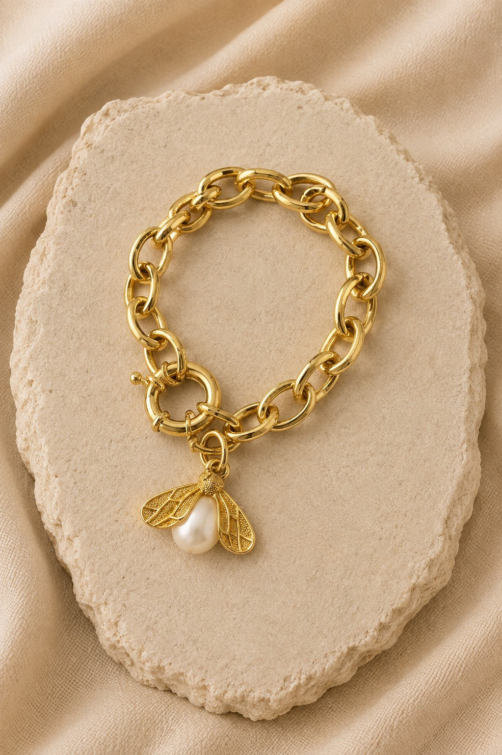 Pulseira dourada elos largos pingente abelha